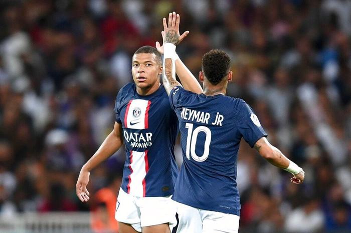 战术奏效！格列兹曼双翼齐飞压制巴黎圣日耳曼整场无力还手！的简单介绍