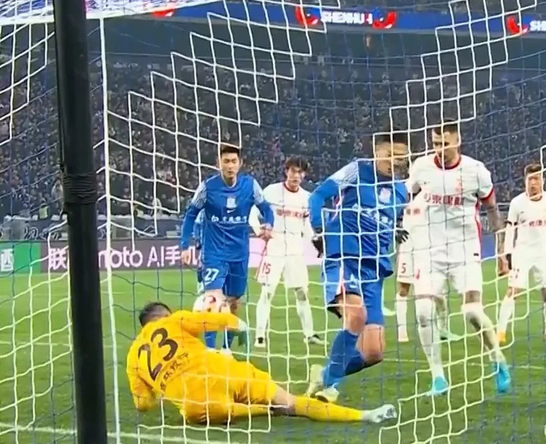 本菲卡场边指挥情绪激动，国安队员怒摔水瓶的简单介绍