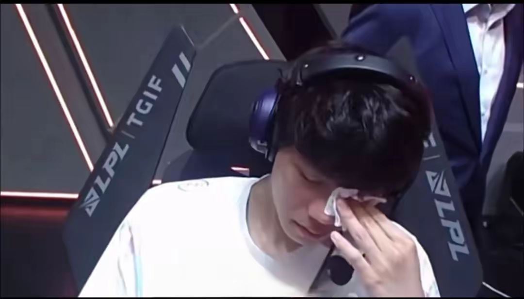  Faker回归赛场，爆冷首场状态亮眼，篮网观众沸腾！