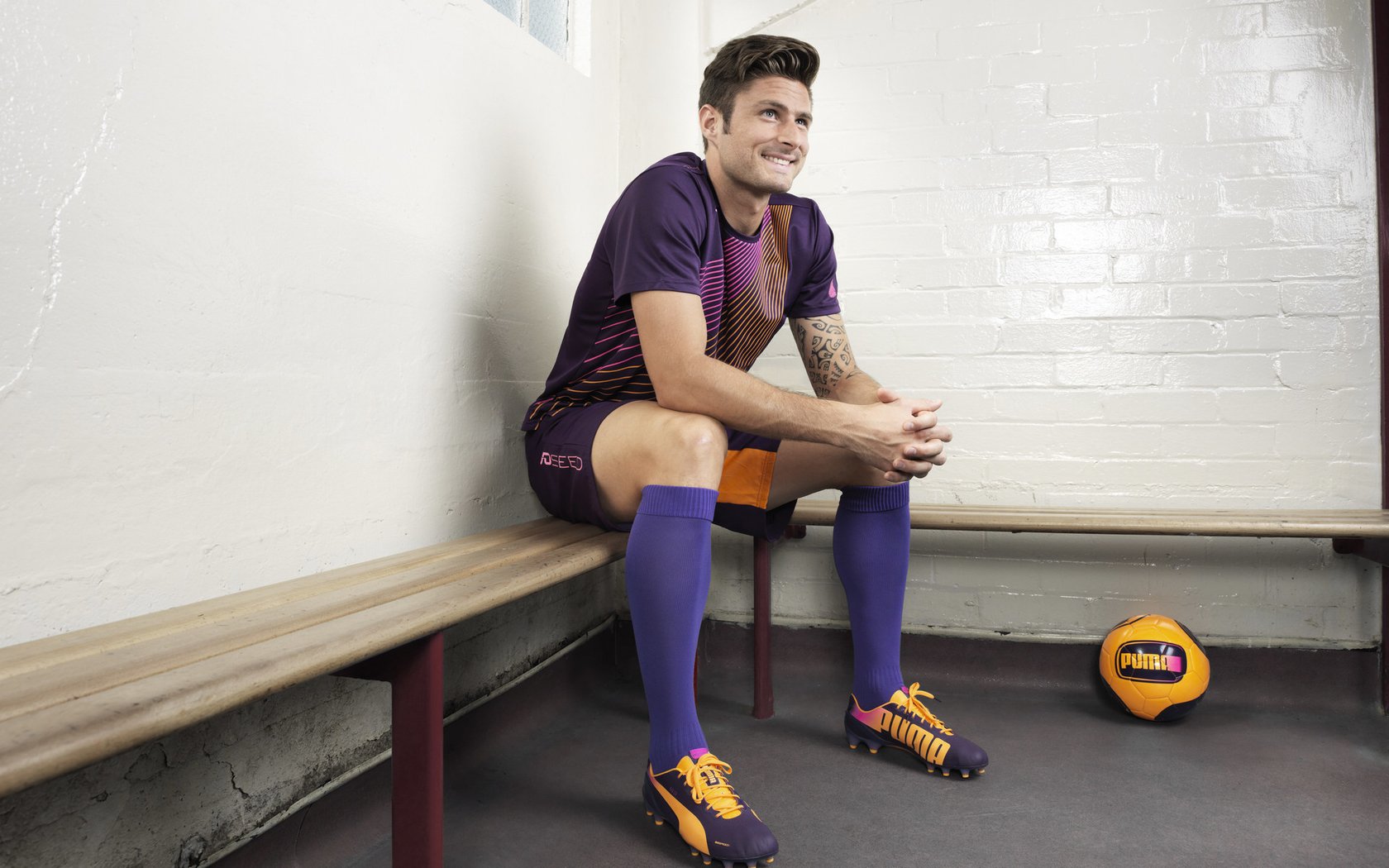 莱万多夫斯基重返赛场，表现优异首场状态出色，切尔西观众沸腾！热度持续攀升